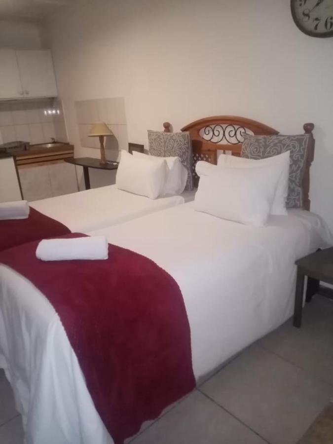 Red Pillars Hotel Порт Елизабет Екстериор снимка